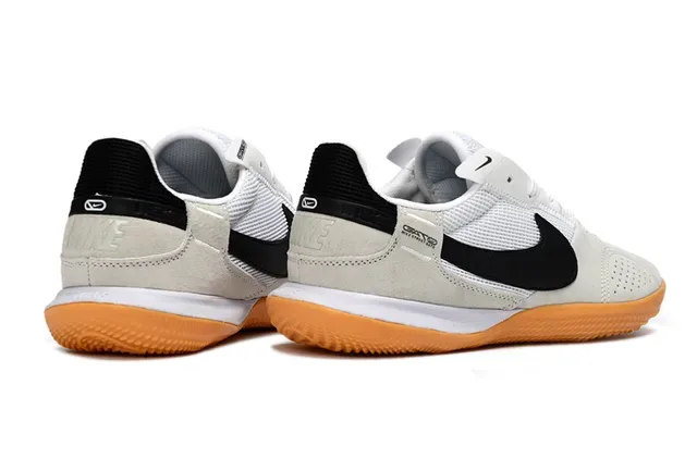 Nike Chuteiras de futebol indoor bege e preto low-top camurça e malha 5