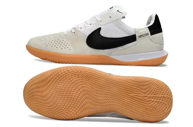 Nike Chuteiras de futebol indoor bege e preto low-top camurça e malha 6