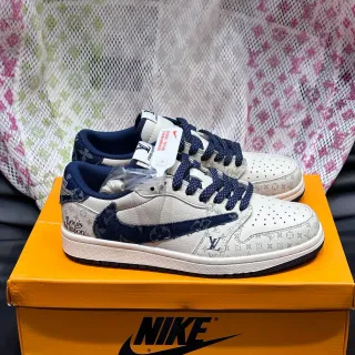 Nike Beige Navy Low-Top Perforated Toe Lifestyle Sneakers