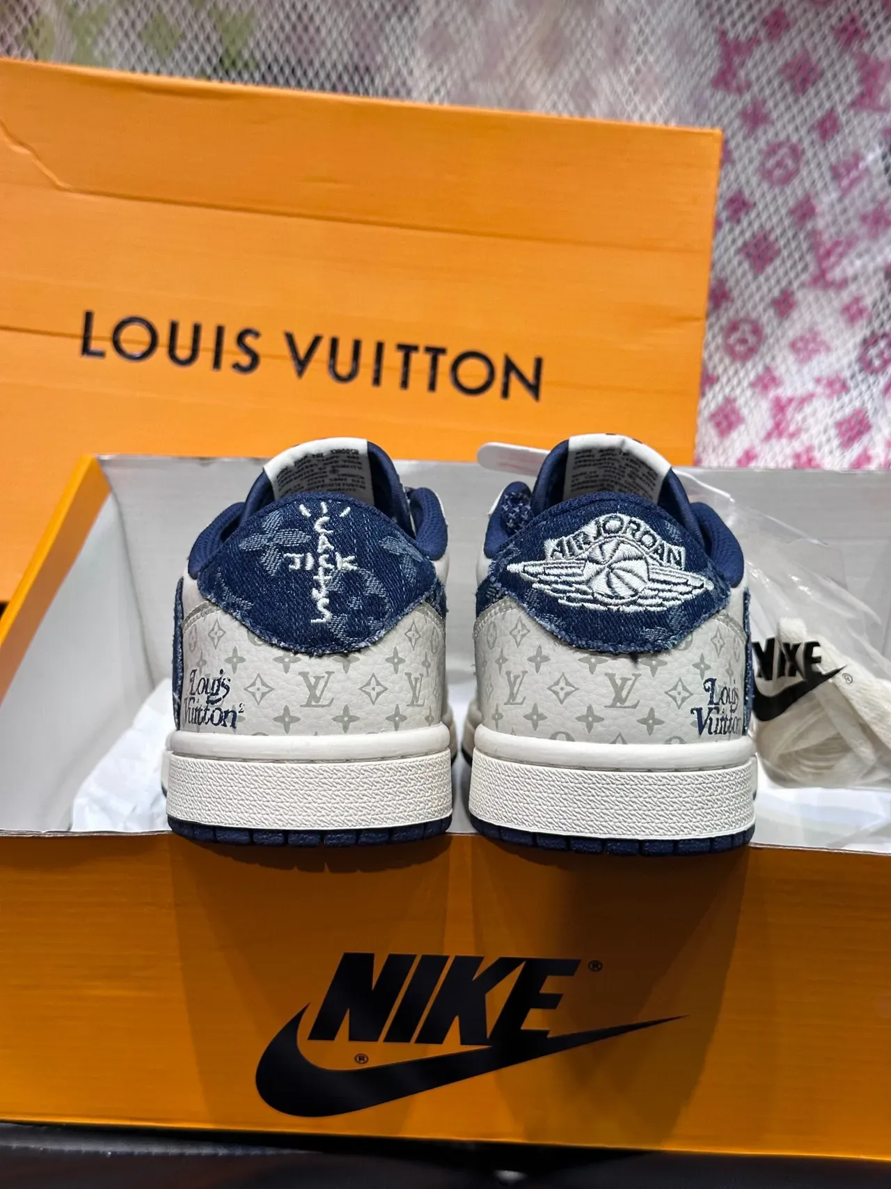 Nike Beige Navy Low-Top Perforated Toe Lifestyle Sneakers 7