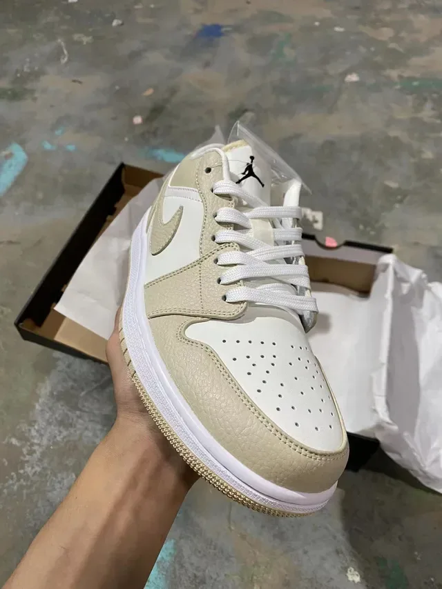 Nike Beige White Pebbled Leather Upper Low-Top Silhouette Lifestyle Sneakers 2