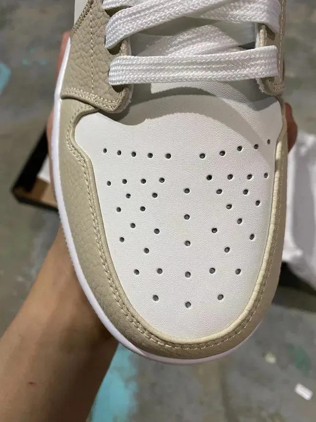 Nike Beige White Pebbled Leather Upper Low-Top Silhouette Lifestyle Sneakers 3