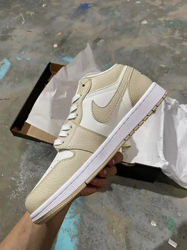 Nike Beige White Pebbled Leather Upper Low-Top Silhouette Lifestyle Sneakers 4