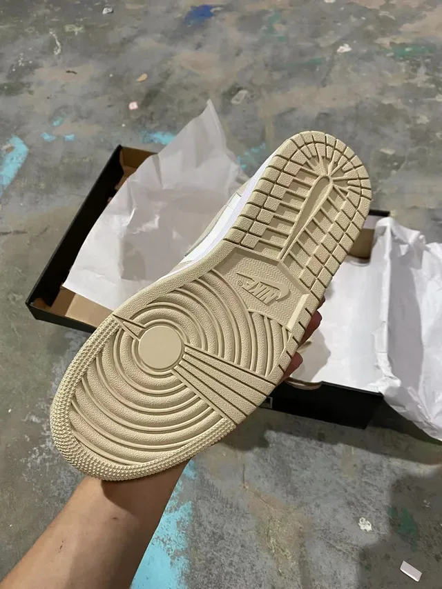 Nike Beige White Pebbled Leather Upper Low-Top Silhouette Lifestyle Sneakers 5
