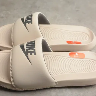 Nike Benassi JDI बेज और काले स्लिपर्स