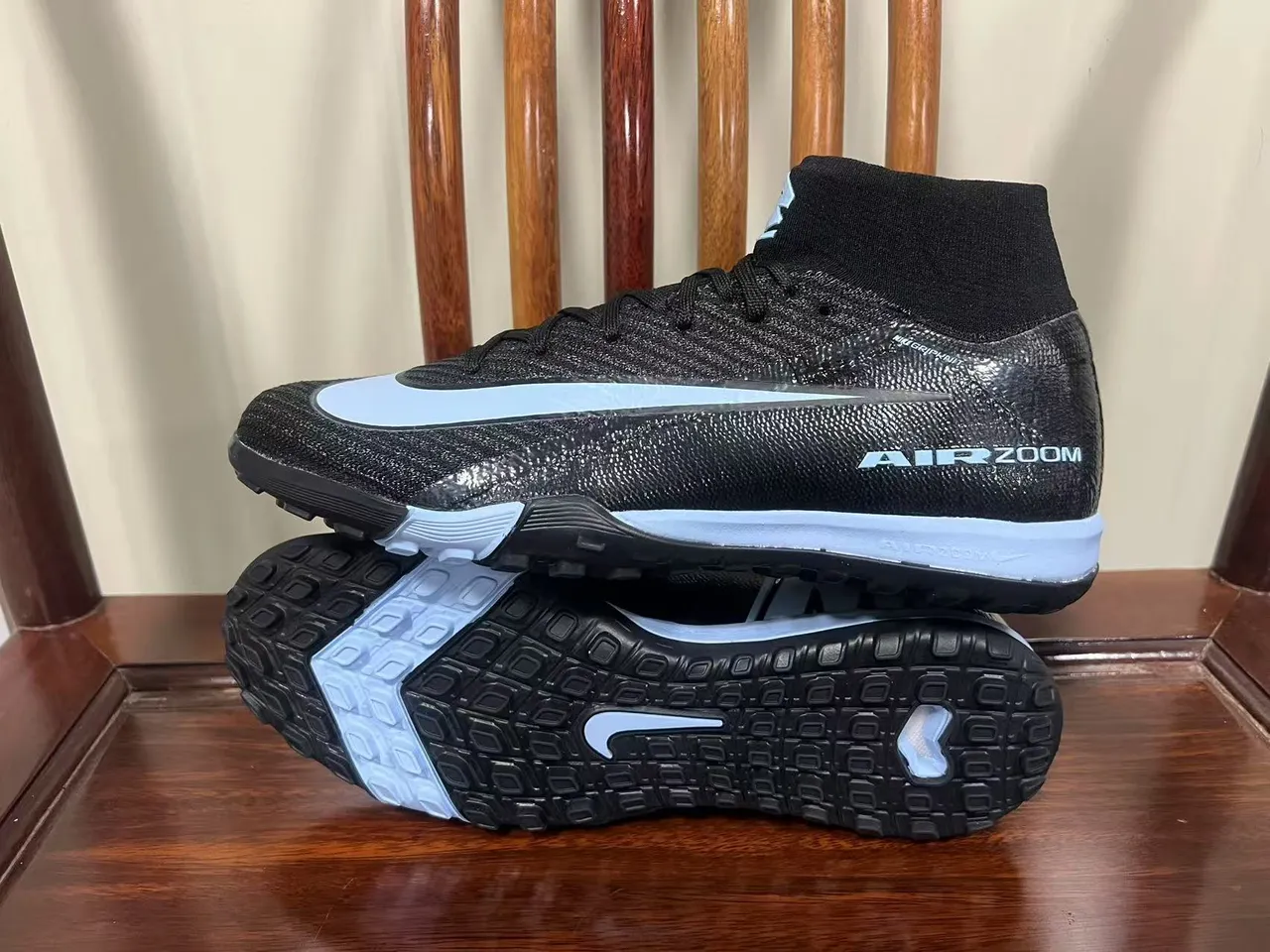 Nike Chaussures de Soccer Turf Noir et Bleu, Collet de Chaussette, Partie Supérieure en Tricot Texturé 7