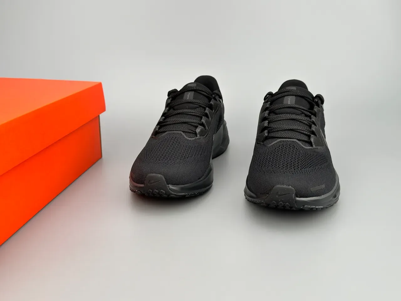 Nike 黑色工程网布鞋面单色跑鞋 3