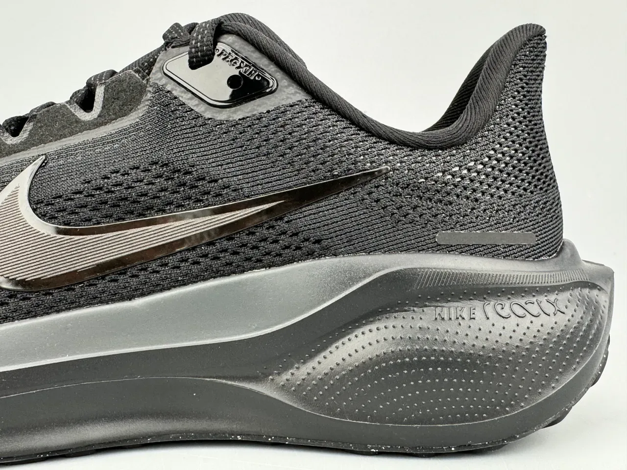 Nike 黑色工程网布鞋面单色跑鞋 5