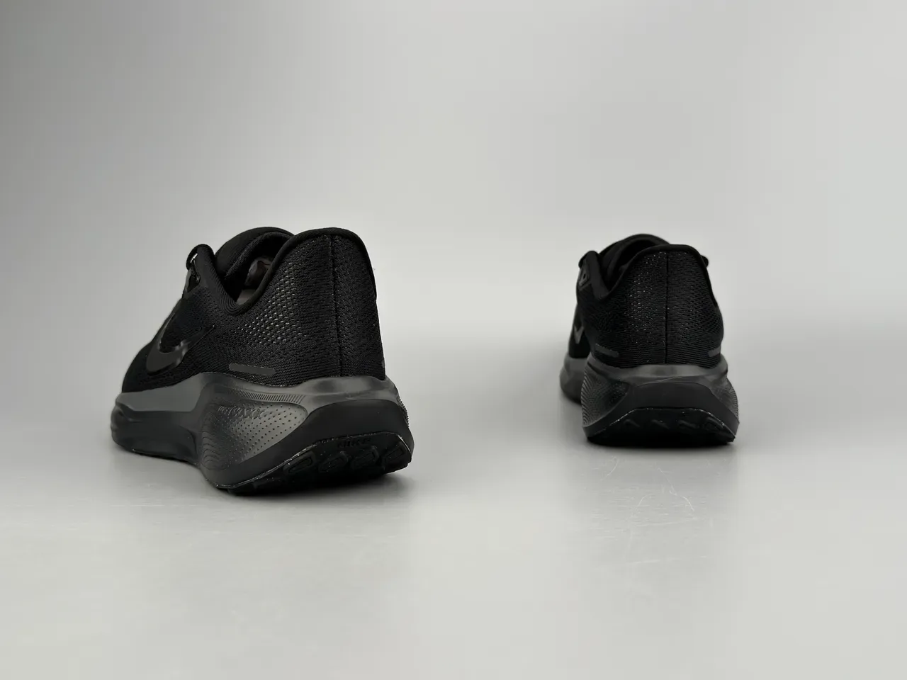 Nike 黑色工程网布鞋面单色跑鞋 6