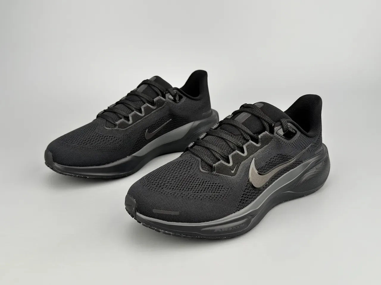 Nike 黑色工程网布鞋面单色跑鞋 7