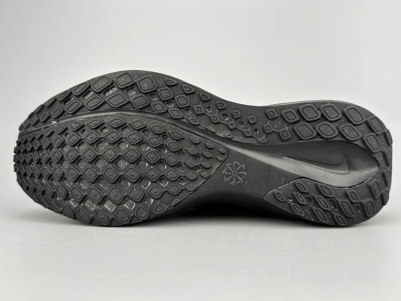 Nike 黑色工程网布鞋面单色跑鞋 8