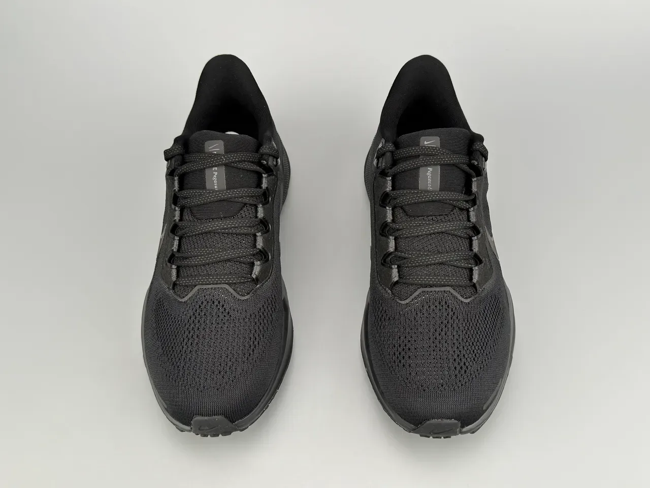 Nike 黑色工程网布鞋面单色跑鞋 9