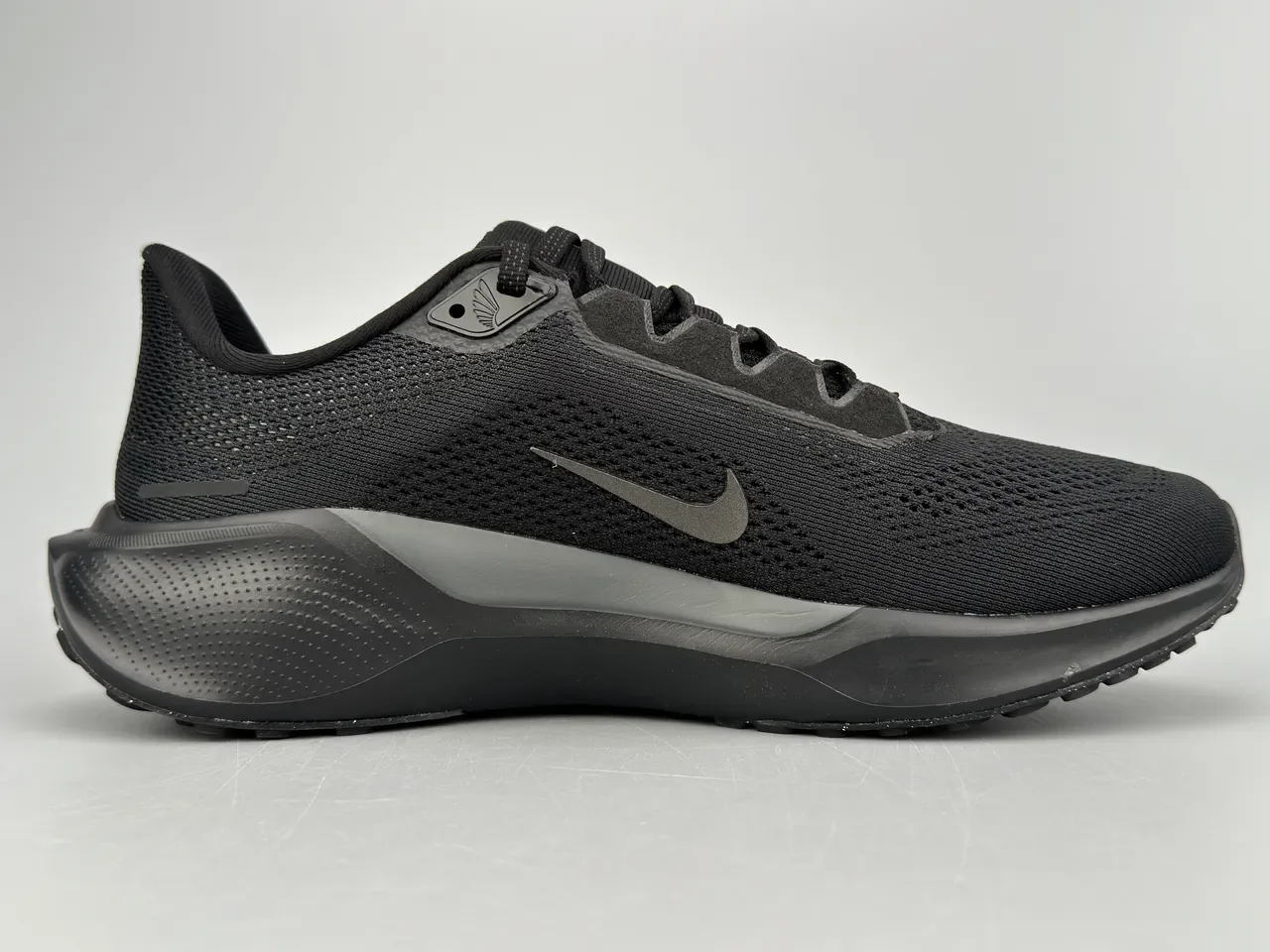 Nike 黑色工程网布鞋面单色跑鞋 10