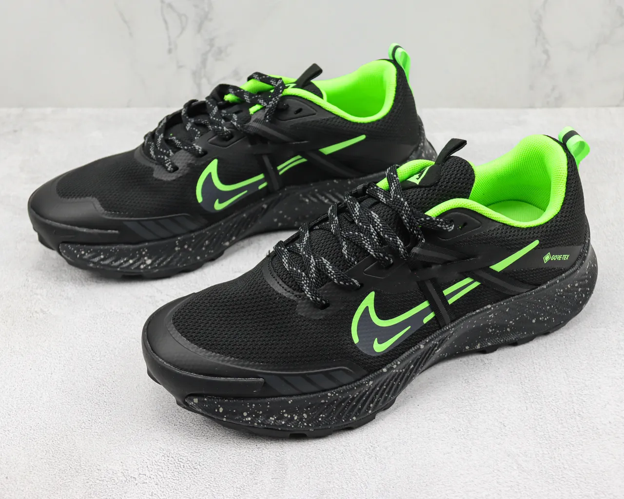 Nike Chaussures de running avec upper en mesh noir et vert, imperméabilisation GORE-TEX 4