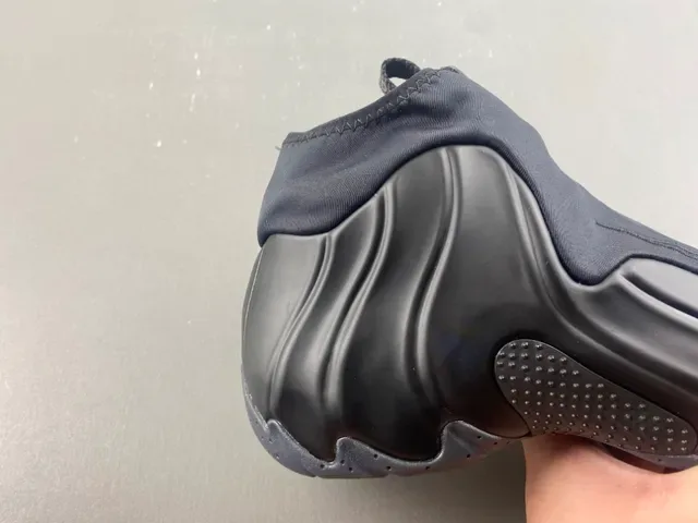 Nike Tênis Lifestyle Pretos com Upper de Espuma Moldada e Colar de Meia Integrado 3