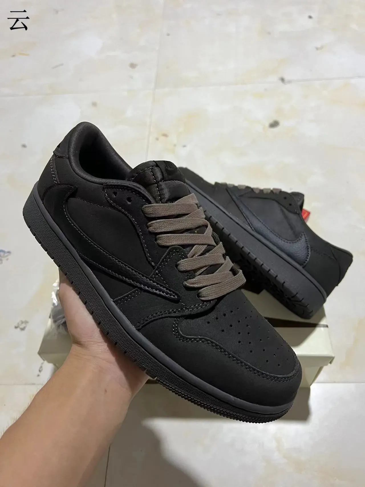 Nike Chaussures Lifestyle Noir Monochrome Mélange Cuir et Daim 2