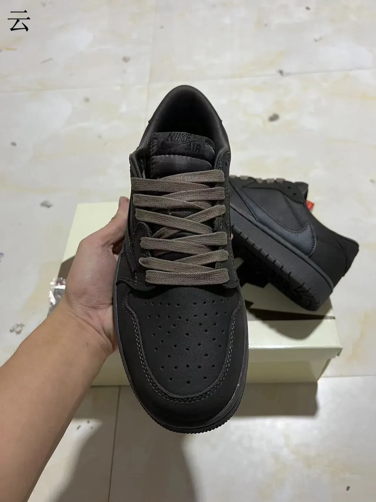 Nike Chaussures Lifestyle Noir Monochrome Mélange Cuir et Daim 3