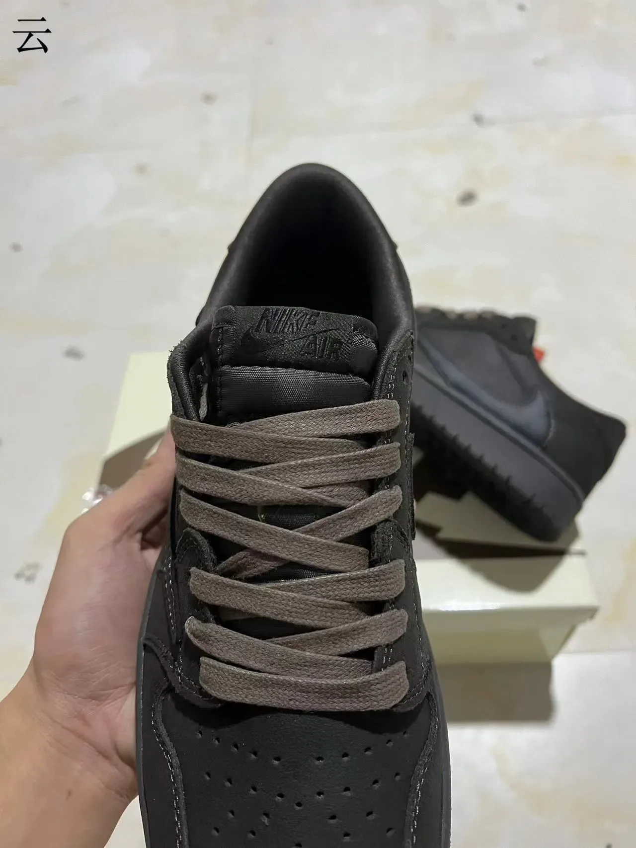 Nike Chaussures Lifestyle Noir Monochrome Mélange Cuir et Daim 4
