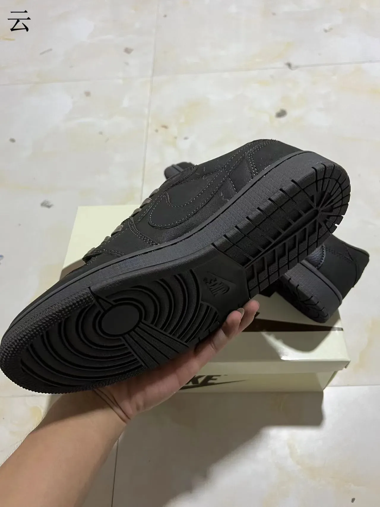 Nike Chaussures Lifestyle Noir Monochrome Mélange Cuir et Daim 6