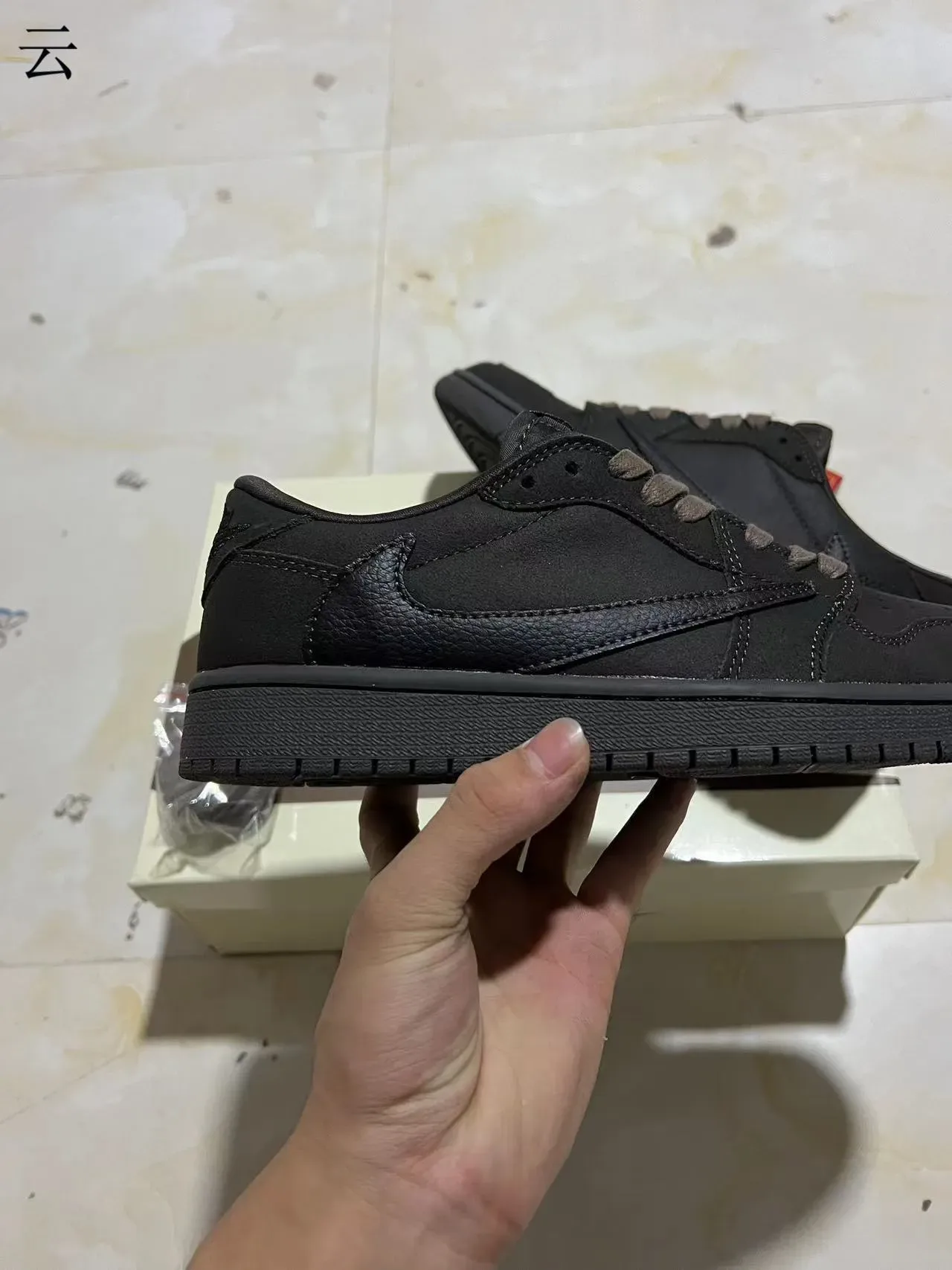 Nike Chaussures Lifestyle Noir Monochrome Mélange Cuir et Daim 7