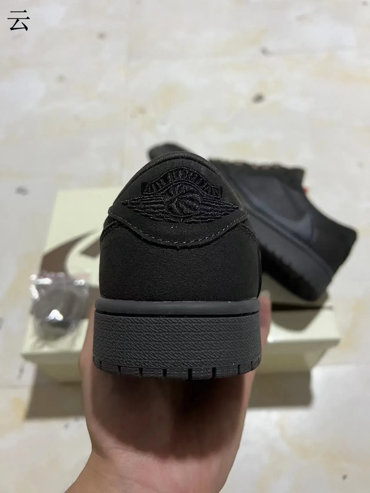 Nike Chaussures Lifestyle Noir Monochrome Mélange Cuir et Daim 8