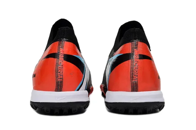 Nike Chaussures de football noir et orange avec upper en knit et semelle turf 4