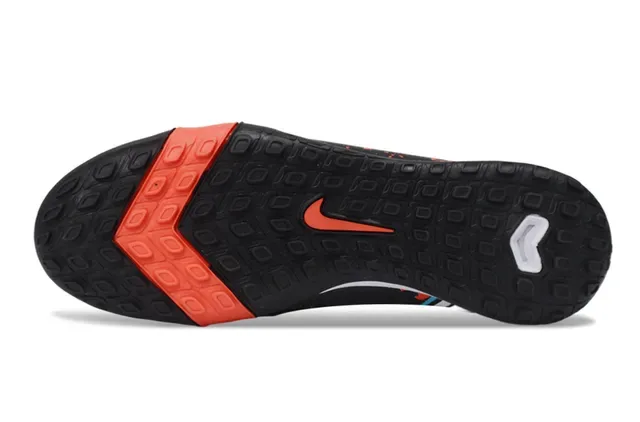 Nike Chaussures de football noir et orange avec upper en knit et semelle turf 6