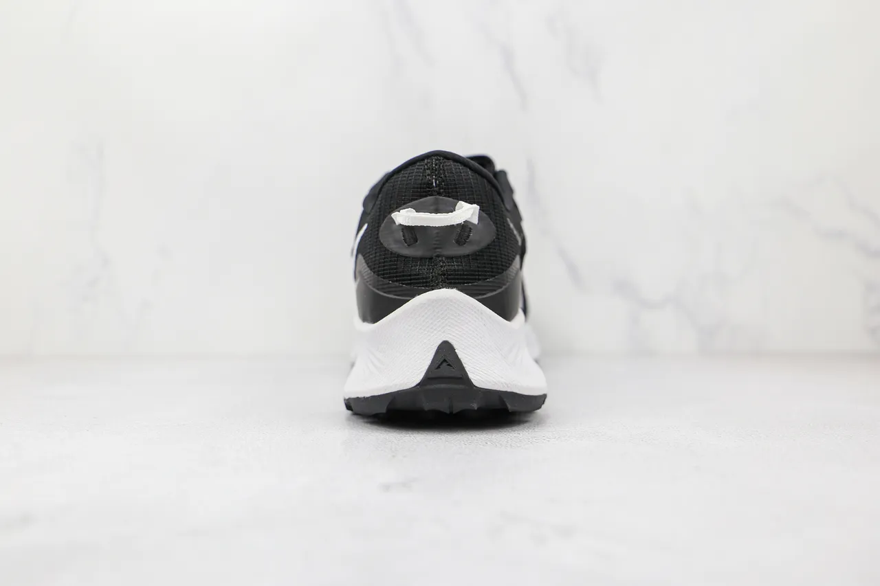 Nike 黑色 白色 网面鞋面 雕塑中底 跑鞋 2