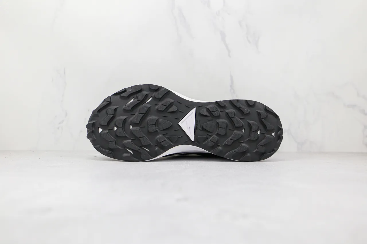 Nike 黑色 白色 网面鞋面 雕塑中底 跑鞋 3