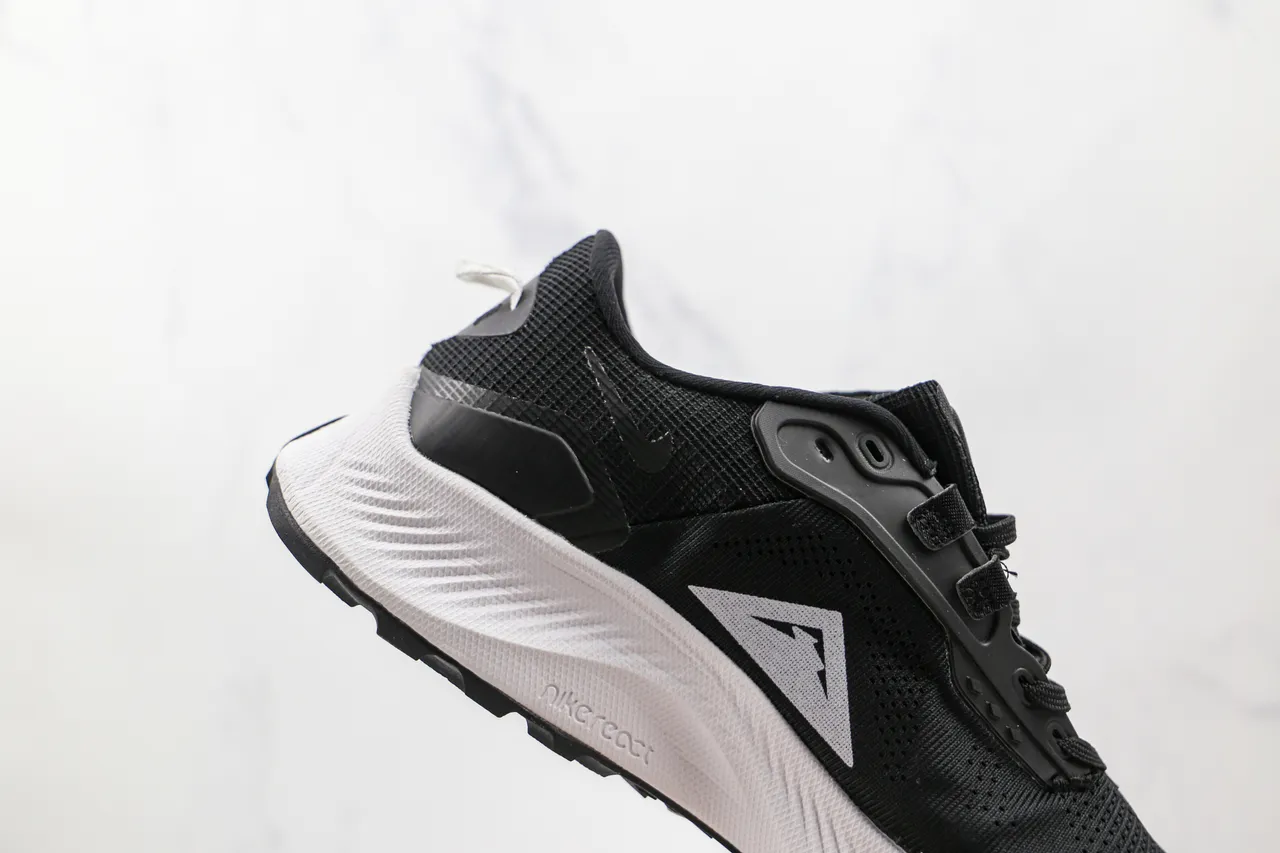 Nike 黑色 白色 网面鞋面 雕塑中底 跑鞋 6