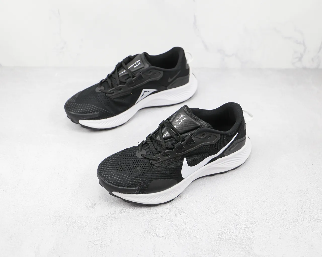 Nike 黑色 白色 网面鞋面 雕塑中底 跑鞋 7
