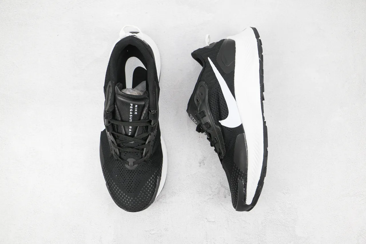 Nike 黑色 白色 网面鞋面 雕塑中底 跑鞋 8