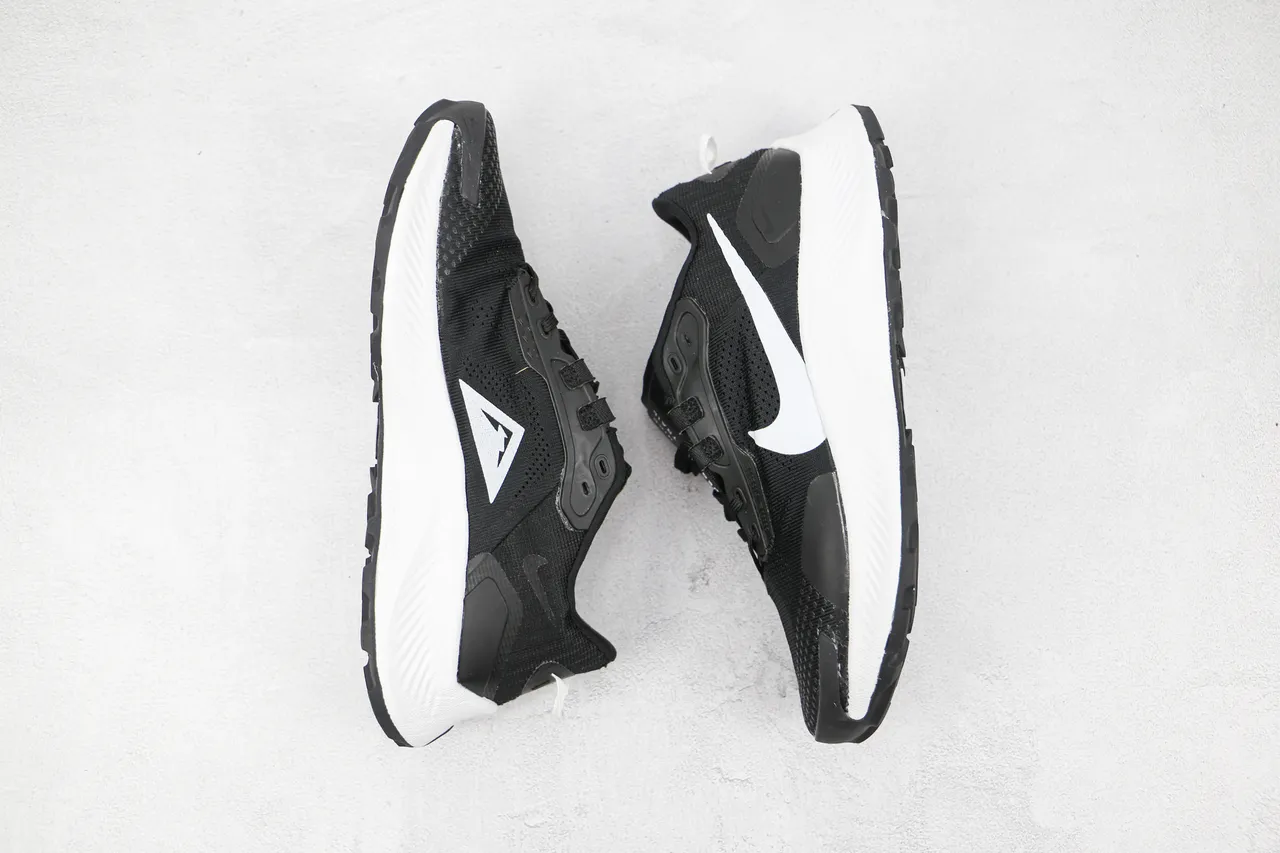 Nike 黑色 白色 网面鞋面 雕塑中底 跑鞋 9