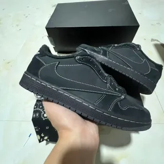 Nike Tênis Lifestyle com parte superior de couro e camurça preto e branco, costuras contrastantes