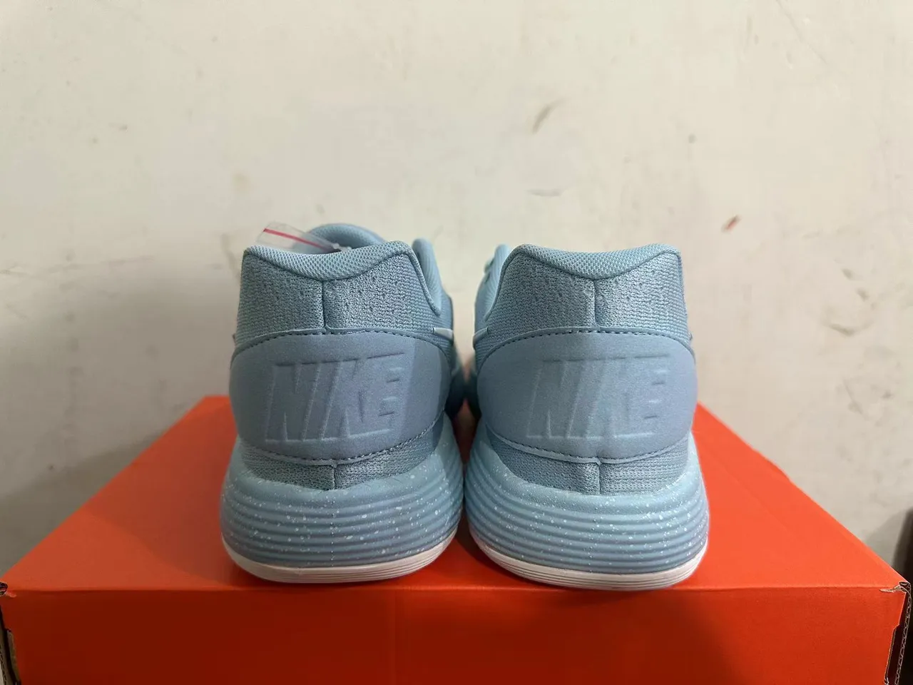 Nike أزرق أبيض محبوكة العلوية مفصلة أسفل كعب وسطي أحذية كرة السلة 2