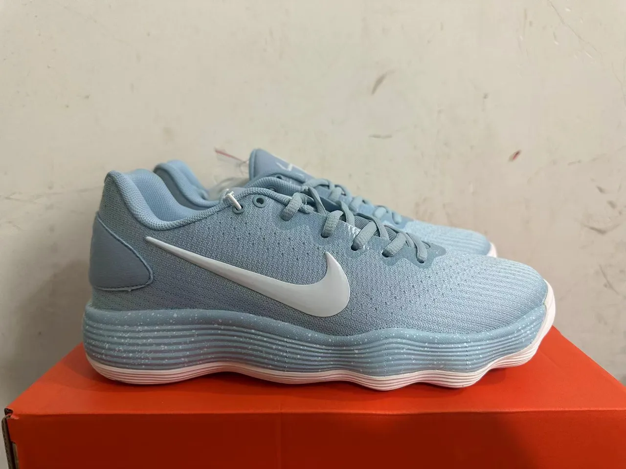Nike أزرق أبيض محبوكة العلوية مفصلة أسفل كعب وسطي أحذية كرة السلة 4