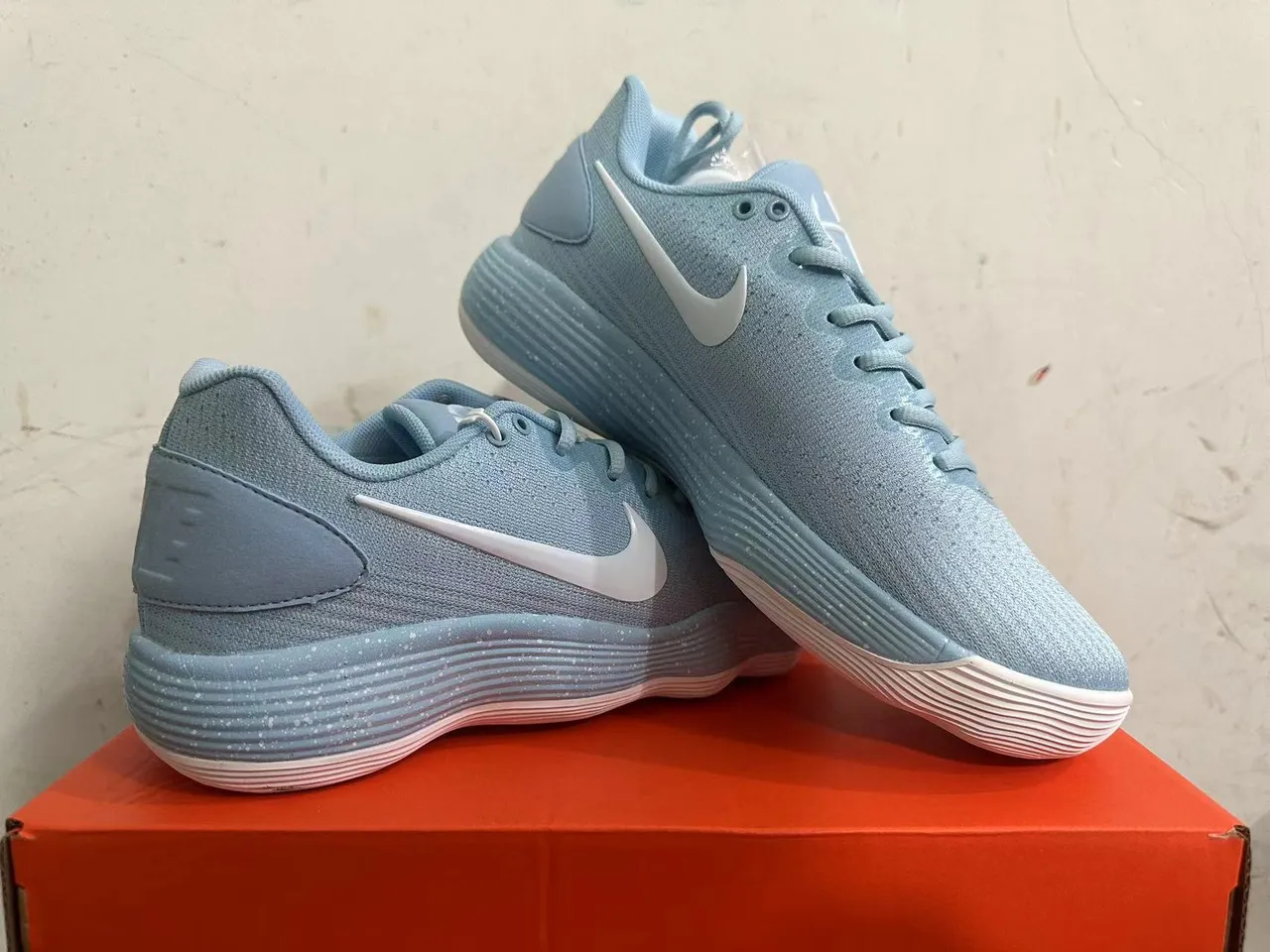 Nike أزرق أبيض محبوكة العلوية مفصلة أسفل كعب وسطي أحذية كرة السلة 5