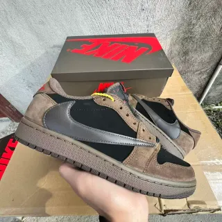 Nike বাদামি কালো খণ্ডিত জীবনশৈলী স্নিকার্স