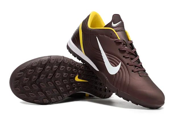Nike Chaussures de football indoor marron jaune à talon bas avec tige synthétique et panneaux texturisés à nervures 2