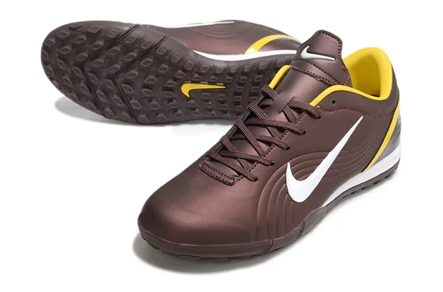 Nike Chaussures de football indoor marron jaune à talon bas avec tige synthétique et panneaux texturisés à nervures 3