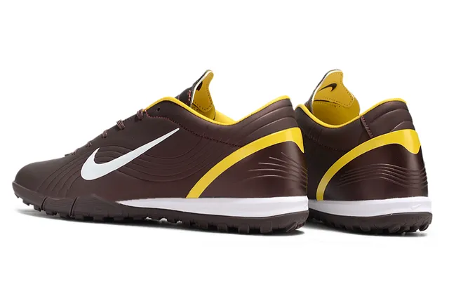 Nike Chaussures de football indoor marron jaune à talon bas avec tige synthétique et panneaux texturisés à nervures 4