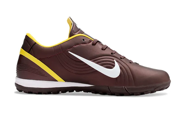 Nike Chaussures de football indoor marron jaune à talon bas avec tige synthétique et panneaux texturisés à nervures 5