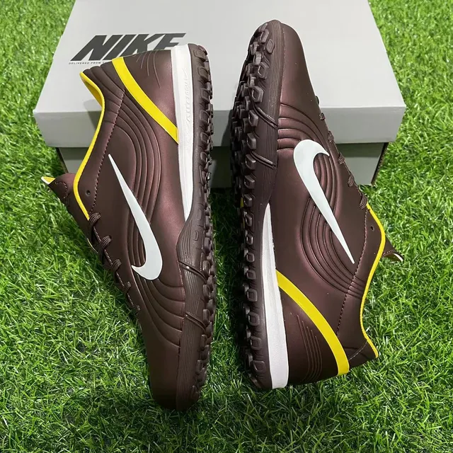 Nike Chaussures de football indoor marron jaune à talon bas avec tige synthétique et panneaux texturisés à nervures 7