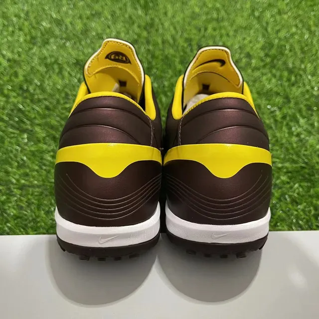 Nike Chaussures de football indoor marron jaune à talon bas avec tige synthétique et panneaux texturisés à nervures 8