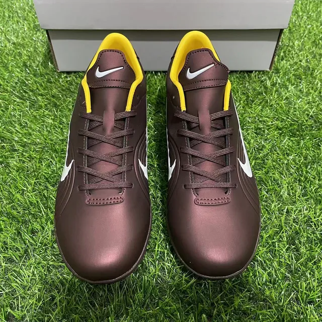 Nike Chaussures de football indoor marron jaune à talon bas avec tige synthétique et panneaux texturisés à nervures 9