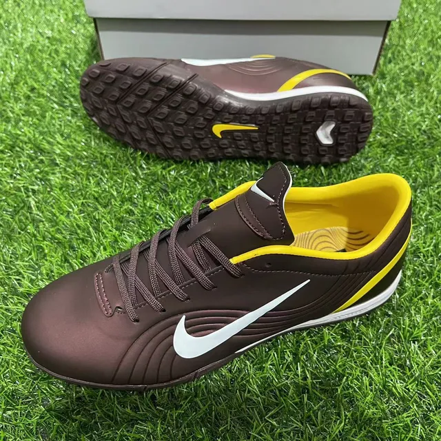Nike Chaussures de football indoor marron jaune à talon bas avec tige synthétique et panneaux texturisés à nervures 10