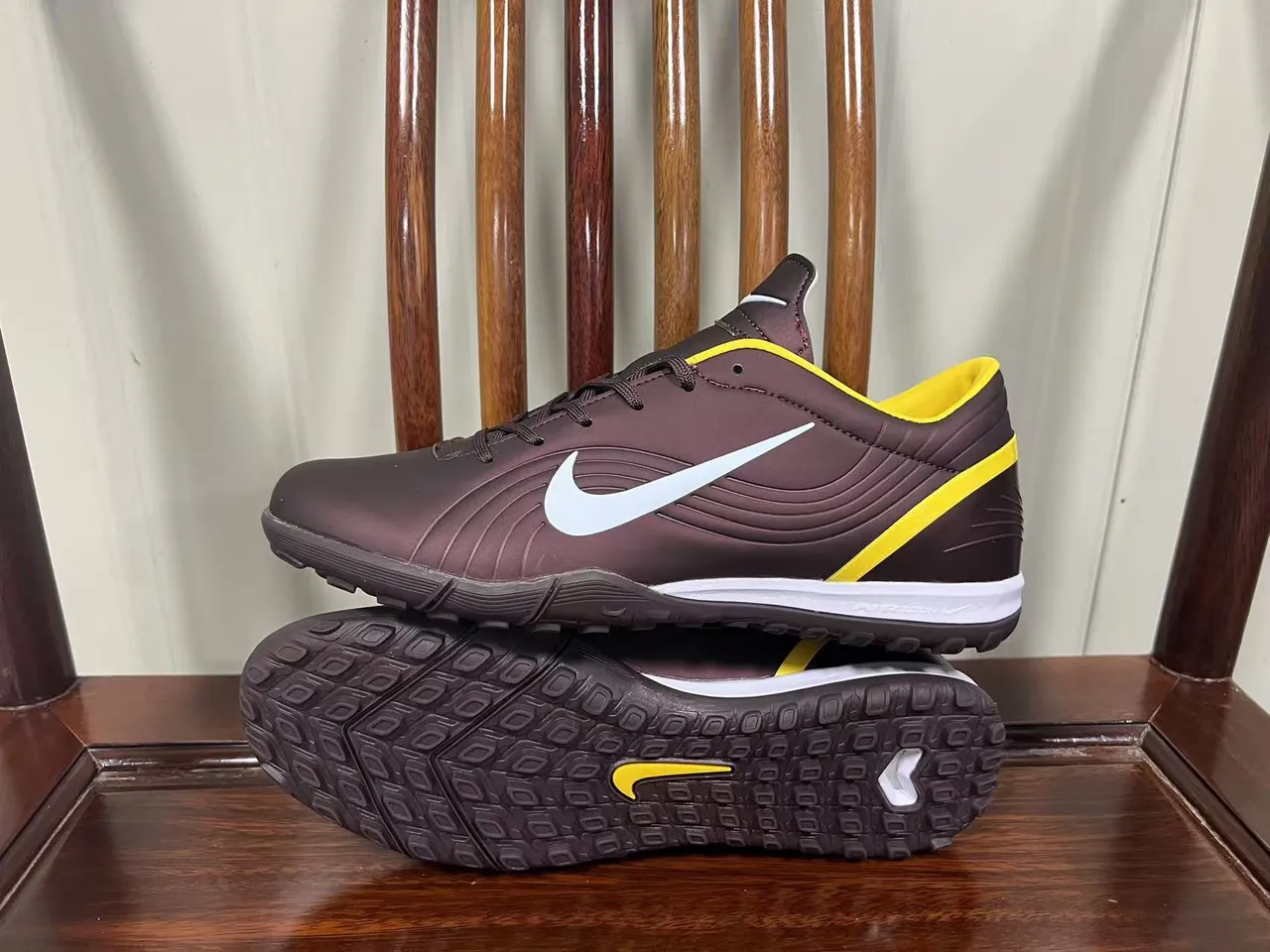 Nike Chaussures de football indoor marron jaune à talon bas avec tige synthétique et panneaux texturisés à nervures 11
