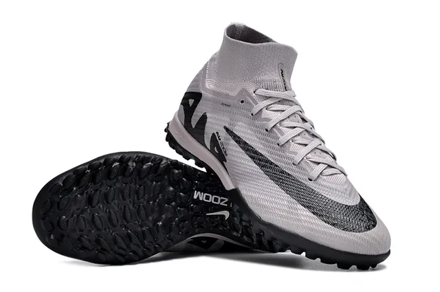 Nike Chaussures de football turf avec upper de chaussette en maille gris et noir, avec overlays d'ondes synthétiques 2
