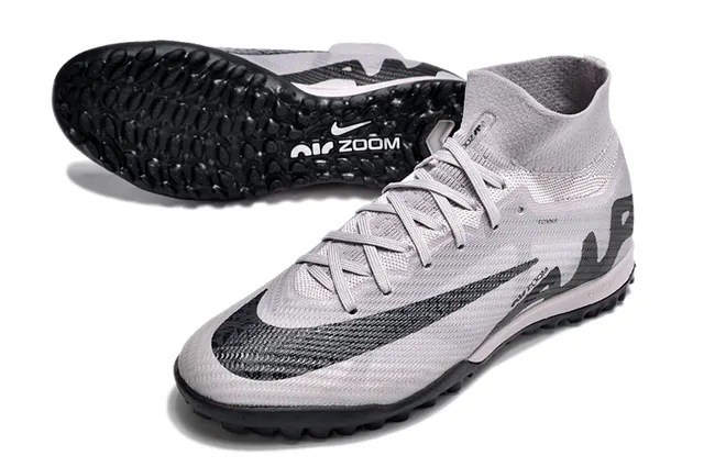 Nike Chaussures de football turf avec upper de chaussette en maille gris et noir, avec overlays d'ondes synthétiques 3
