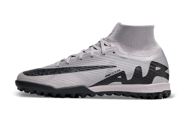 Nike Chaussures de football turf avec upper de chaussette en maille gris et noir, avec overlays d'ondes synthétiques 6
